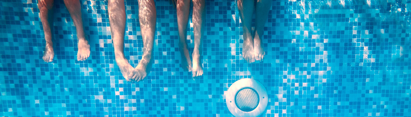 Bildbeschreibung: Füße im Wasser von Schwimmbad