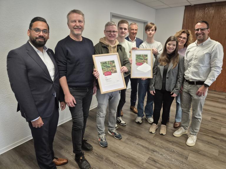 Bei der Preisverleihung: (v.l.) B&uuml;rgermeister Shoaiub Nazir, Winfried Kalb und Sebastian Cuvelier (JOE e.V.), WBG-Sch&uuml;ler Noah Jonuschat, Westenergie-Kommunalbetreuer Dirk Wissel, WBG-Sch&uuml;ler Rene Kupferschmidt, Klimaschutzbeauftragte Sina Surmann, Lehrerin Sonja Sander und Umwelt-Dezernent Carsten H&auml;ndschke.