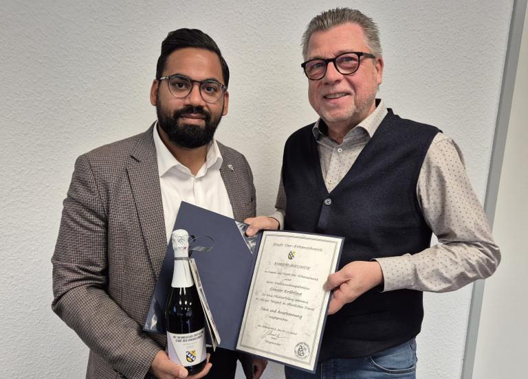 B&uuml;rgermeister Shoaiub Nazir verabschiedet den Dezernenten Gregor Kr&auml;hling.
