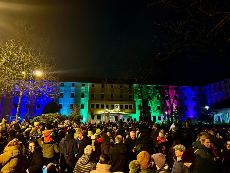 Tausende Menschen dr&auml;ngten sich in den vergangenen Jahren am 5. Dezember auf dem Rathausplatz.