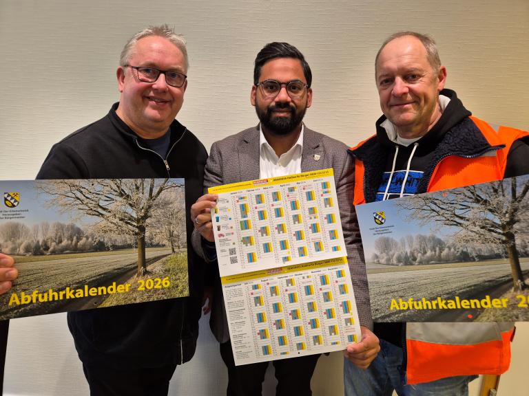 Pr&auml;sentieren den neuen Abfuhrkalender: (v.l.) Abfallberater Frank Holzapfel, B&uuml;rgermeister Shoaiub Nazir und Bauhofleiter Gerold Schmelter.