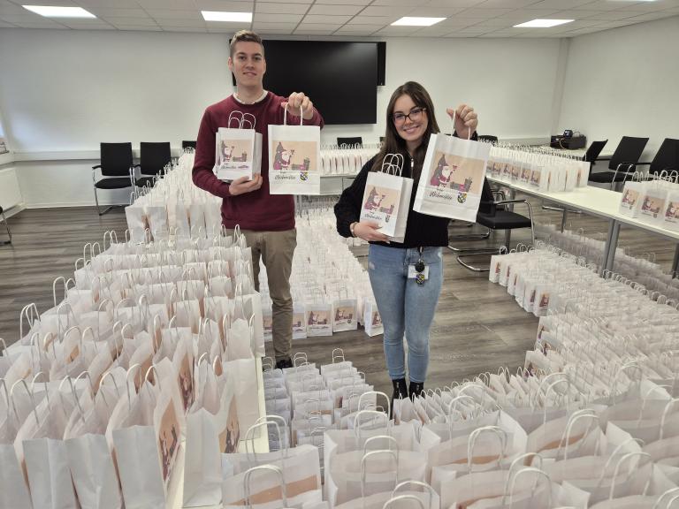 Die Rathaus-Azubis Helena Adam und Justin Jarocki haben mit (nicht im Bild) Luca Kaczmierski und Jonas Drewes 1.500 Nikolaust&uuml;ten gepackt.
