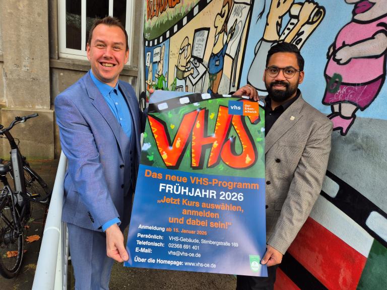 VHS-Leiter Pascal Fannasch und B&uuml;rgermeister Shoaiub Nazir