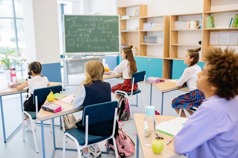 Sch&uuml;lerinnen und Sch&uuml;ler w&auml;hrend des Unterrichts