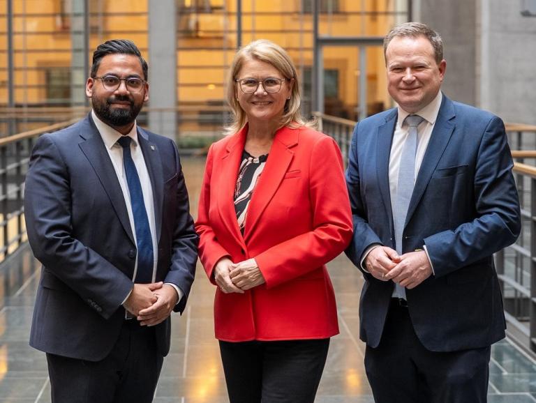 Im Bundestag: (v.l.) B&uuml;rgermeister Shoaiub Nazir und die Staatssekret&auml;re Sabine Poschmann und Frank Schwabe.