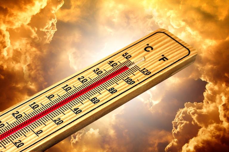 Thermometer zeigt hohe Temperaturen an