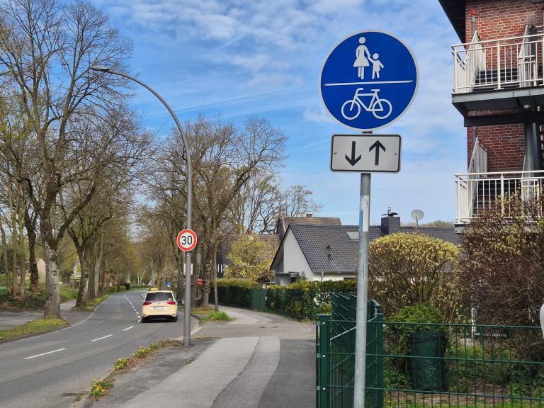 Bald ist der bisherige Rad-/Gehweg (Foto) ausschlie&szlig;lich Fu&szlig;g&auml;ngern vorbehalten.