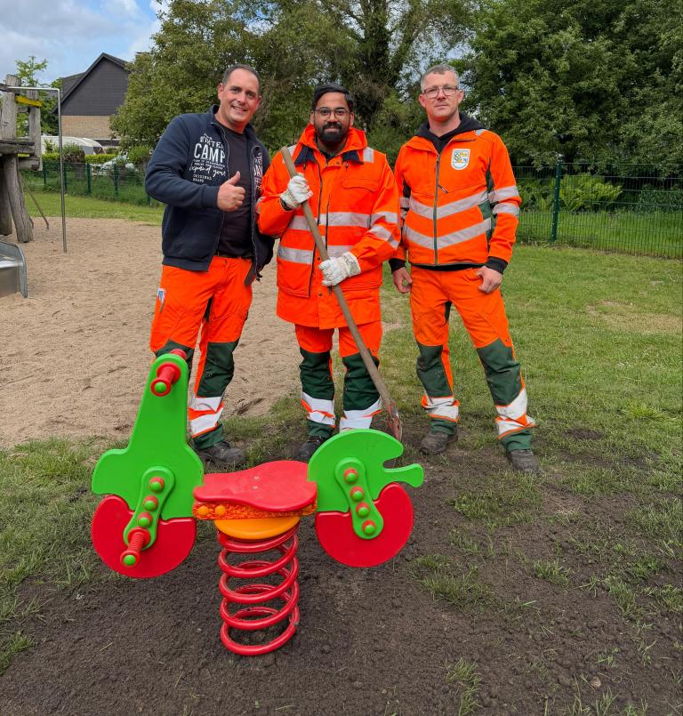Auch auf einem Spielplatz war B&uuml;rgermeister Shoaiub Nazir mit den Kollegen des Bauhofs im Einsatz.