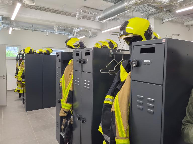 Einer der Umkleider&auml;ume in der neuen Feuer- und Rettungswache.