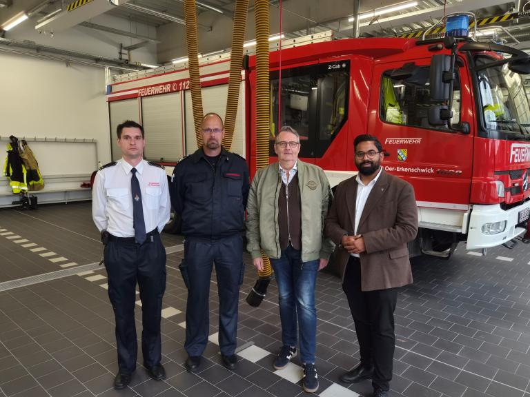 Freuen sich &uuml;ber die Inbetriebnahme der neuen Feuer- und Rettungswache: (v.r.) B&uuml;rgermeister Shoaiub Nazir, sein Stellvertreter Heinz Schnettger, stv. Wachleiter Mike Jetten sowie Wachleiter und Feuerwehrchef Markus Poles.