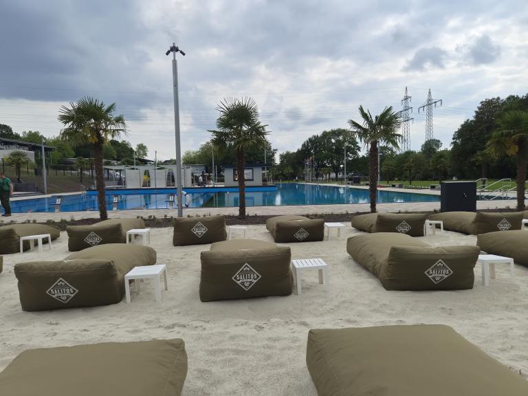 Hinzubuchbare Deluxe-Liegen runden im Beachbereich das besondere Angebot ab.
