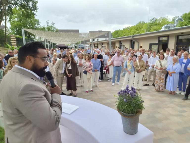 Oer-Erkenschwicks B&uuml;rgermeister Shoaiub Nazir bei seiner Er&ouml;ffnungsansprache im neuen maritimo Beach.