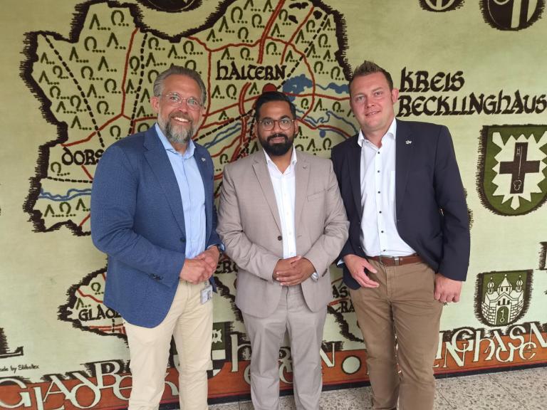 Tauschten sich im Rathaus aus: (v.l.) Vestische-Gesch&auml;ftsf&uuml;hrer Michael Feller, Oer-Erkenschwicks B&uuml;rgermeister Shoaiub Nazir und Vestische-Abteilungsleiter Peter Pulina.