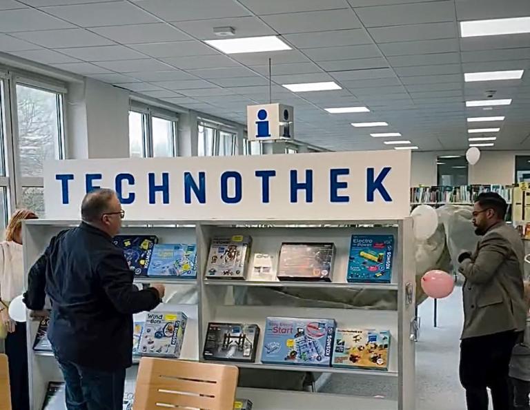Roland Rolla vom VDI und B&uuml;rgermeister Shoaiub Nazir haben die Technothek in der Stadtb&uuml;cherei er&ouml;ffnet.