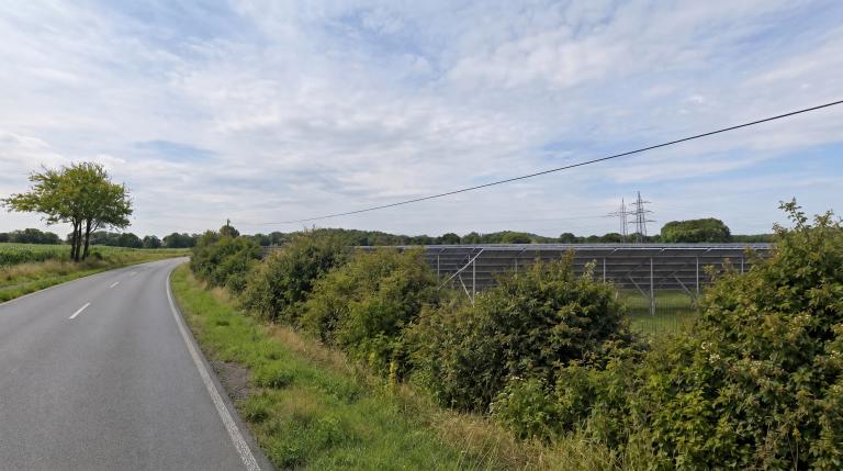 Die Visualisierung zeigt, wie das Solarfeld von der Fahrbahn der Holtgarde aussehen k&ouml;nnte.
