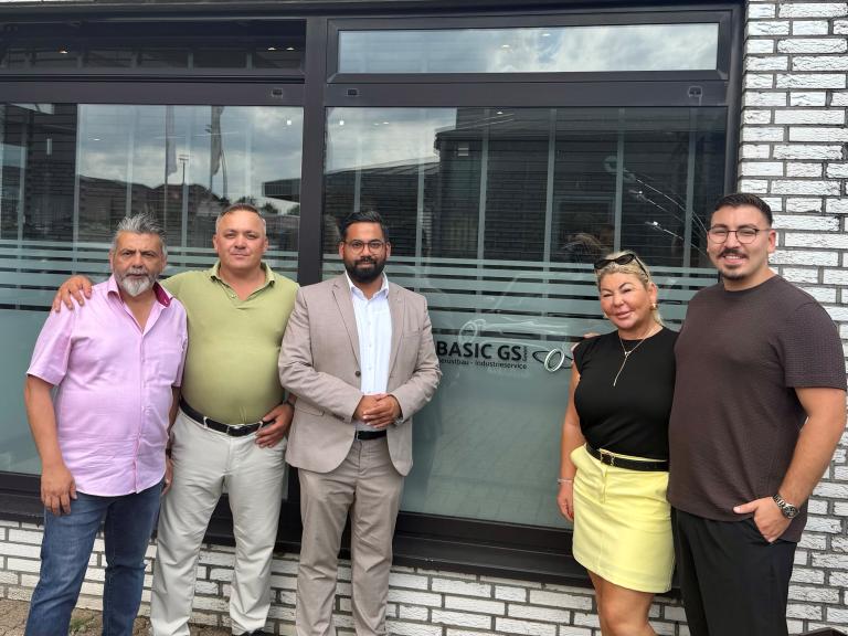 B&uuml;rgermeister Shoaiub Nazir hat daas Unternehmen Basic GS mit Projektleiter Satilmis Kuzucu (2.v.l.) besucht.