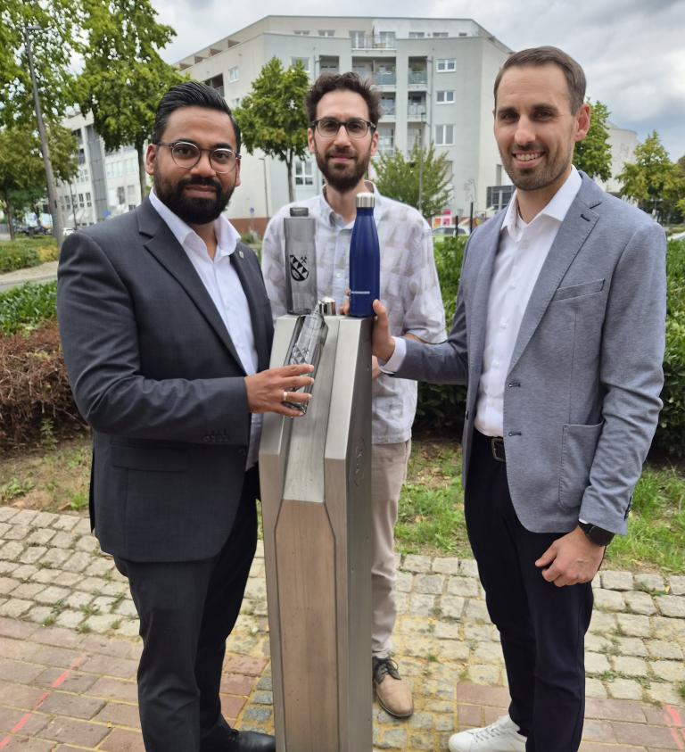 Beim Antrunk auf dem Berliner Platz: (v.l.) B&uuml;rgermeister Shoaiub Nazir, Klimaanpassungsmanager Pavlos Schlotter und der Leiter der Recklingh&auml;user Gelsenwasser-Betriebsdirektion 