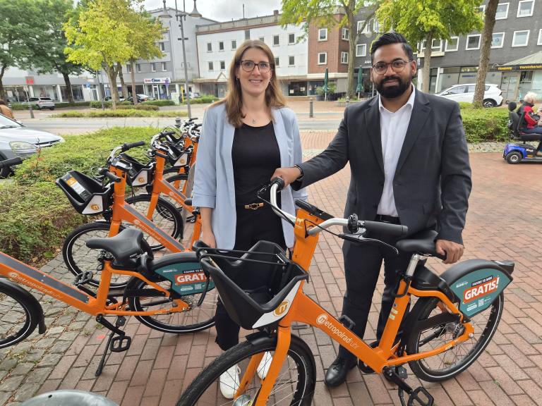 B&uuml;rgermeister Shoaiub Nazir und die st&auml;dtische Mobilit&auml;tsbeauftragte Saskia Karten an der Metropolrad-Station am Berliner Platz in Oer-Erkenschwick.