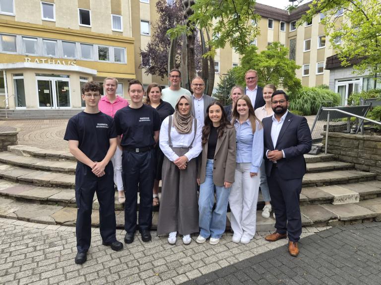 B&uuml;rgermeister Shoaiub Nazir begr&uuml;&szlig;t die neuen Azubis der Stadt Oer-Erkenschwick.