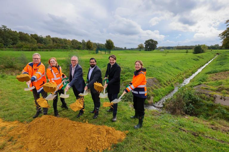 Beim Spatenstich am Westerbach: (v.l.) Roland Franz und Ina Herden (beide Lippeverband), Dattelns Bürgermeister André Dora, Oer-Erkenschwicks Bürgermeister Shoaiub Nazir, Lippeverbandschef Prof. Dr. Uli Paetzel und Agnes Herdick (Lippeverband)